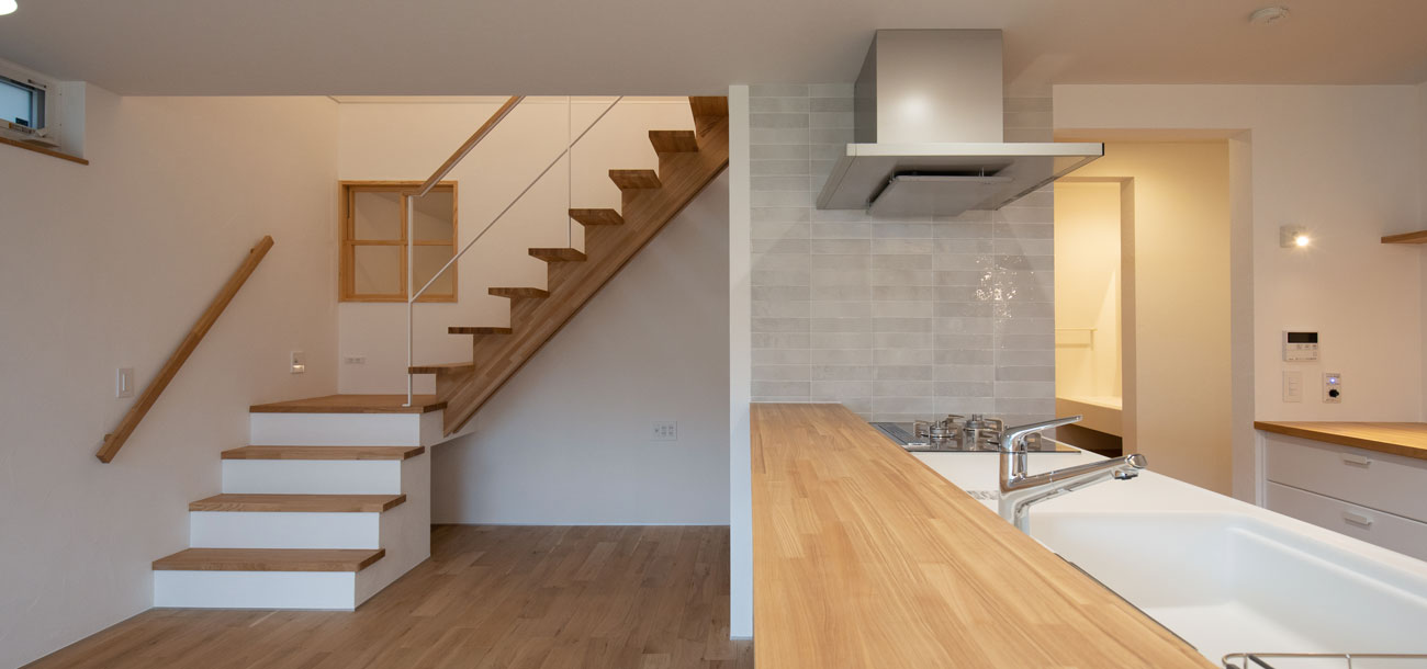 インテリア性の高い階段とキッチン