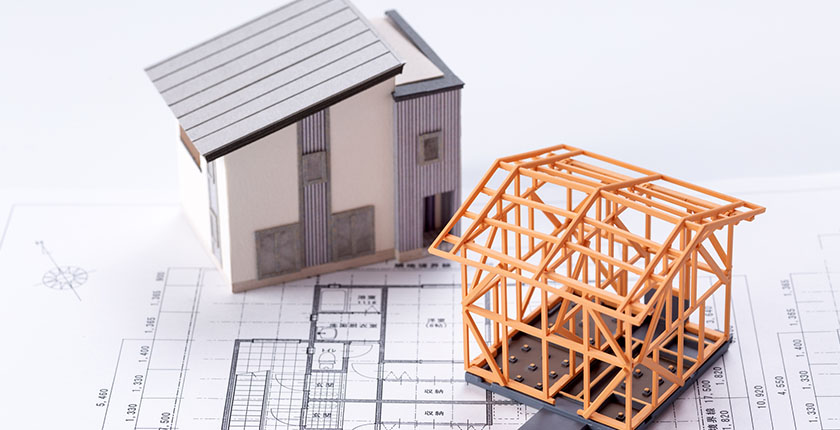 木造住宅の模型と設計図